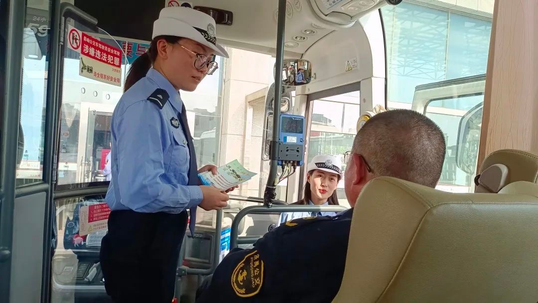 公安交警坚守岗位保畅通,暖心2019山东交警温暖守护回家路