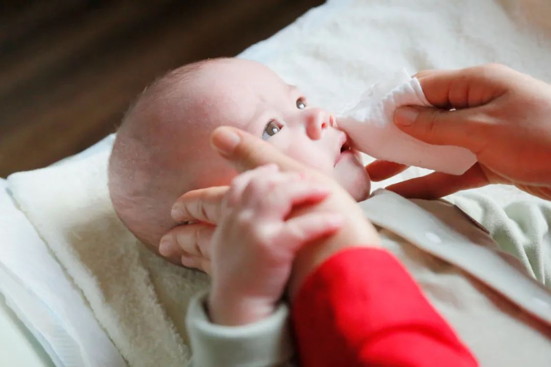 雇育儿嫂一般一个月多少钱合适,工资上万辞工照顾孩子