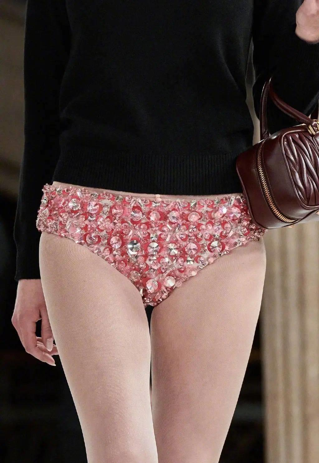 杨幂董洁赵今麦穿钻石短裤引热议,赵今麦同款中裤