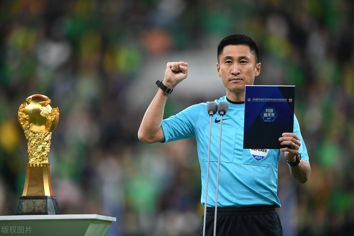马宁执法亚冠决赛首回合比赛,足球裁判马宁亚冠名场面