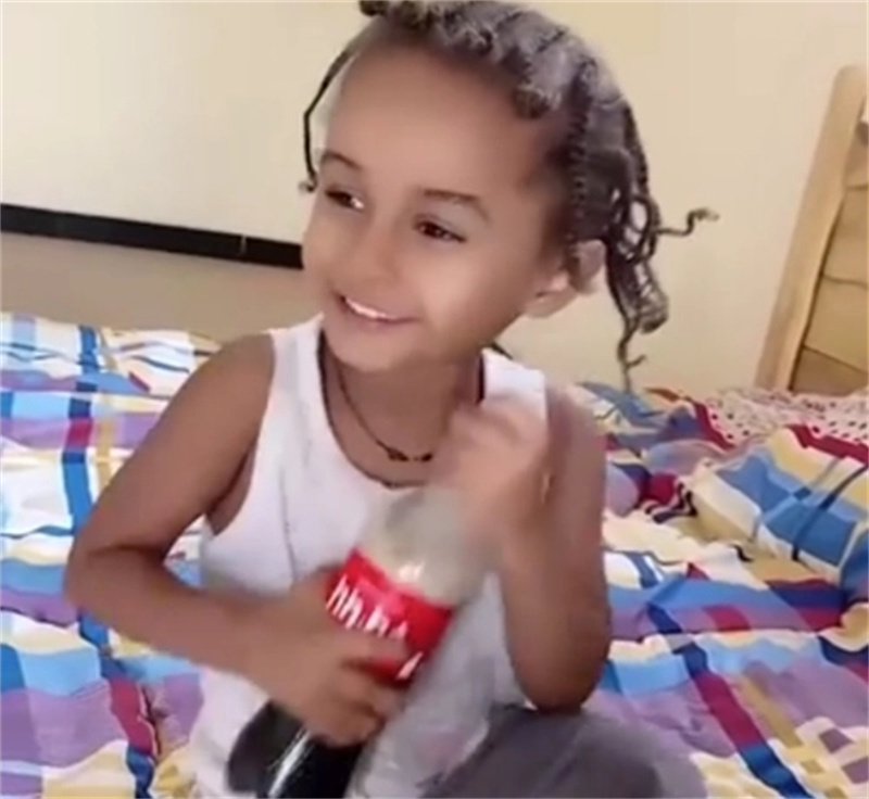 2009年，东北小伙和非洲媳妇生下混血儿，宝宝肤色着实没想到