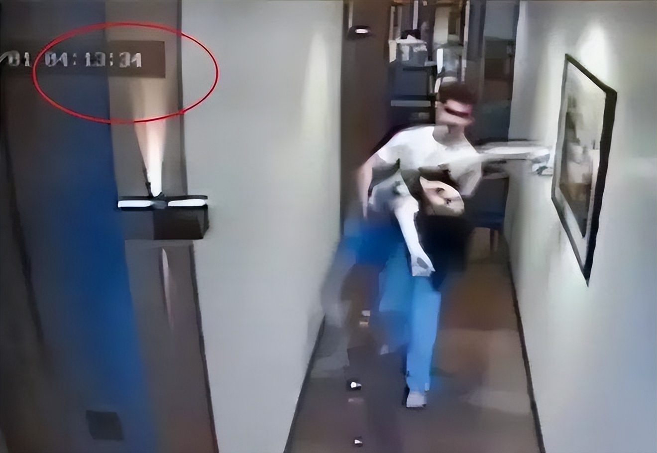 23岁空姐和11名男子跨年聚会后，被发现死于酒店浴缸，死因为何？