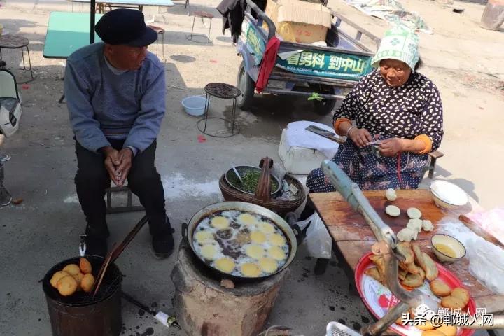 郸城这个镇路中间立匹马!繁荣景象,小妮来白马惊呆了