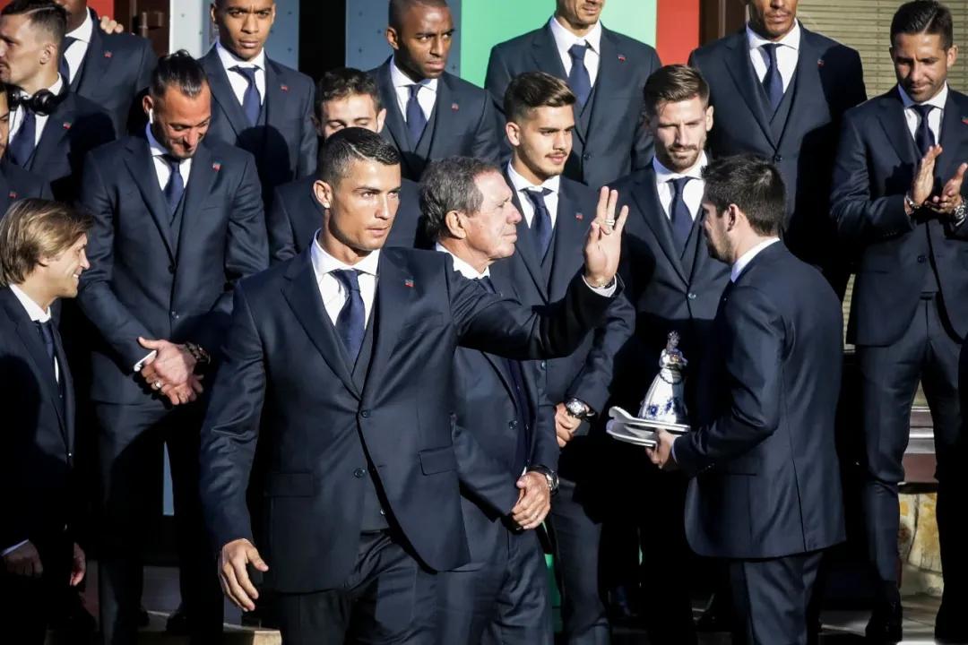 华尔街之狼穿着两千美元的西装,穿最靓的西装做最靓的仔