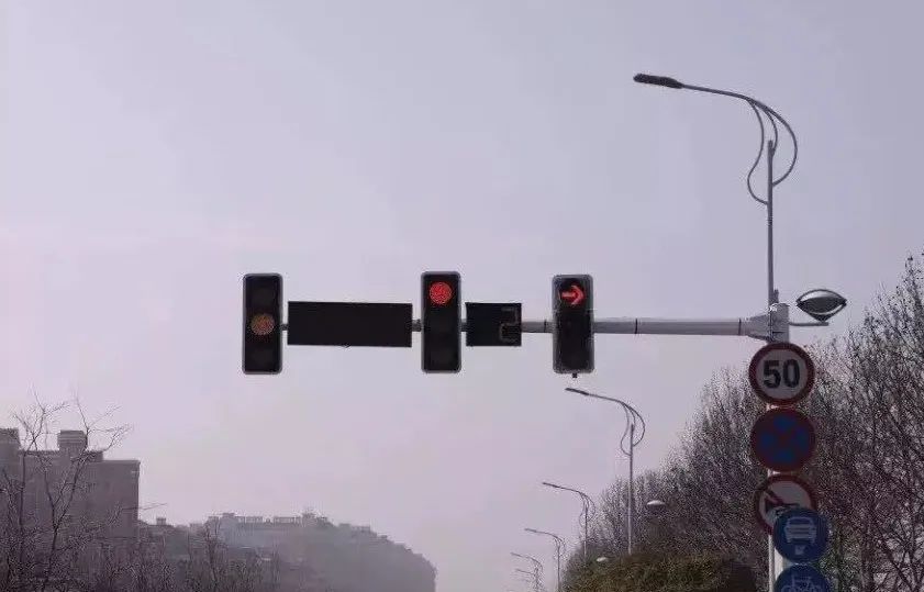 右转箭头绿灯为什么不亮红灯就亮,右转箭头灯不亮可以走吗