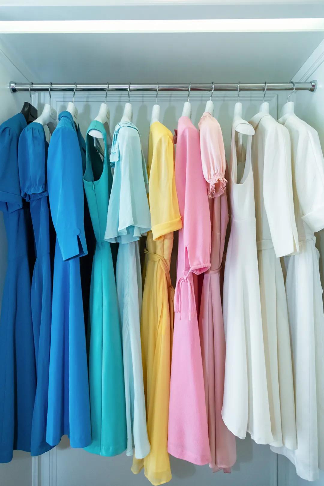 孟晚舟紫色连衣裙,孟晚舟蓝色连衣裙