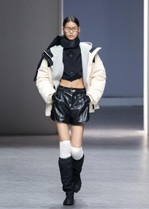 太平鸟镂空最新款,绒爱服饰