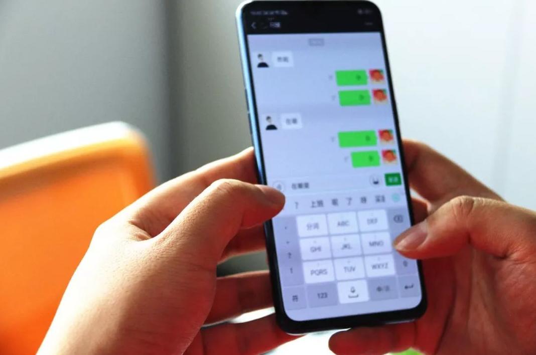 老婆偷看老公手机侵犯隐私吗,老公偷看老婆的手机算违法吗