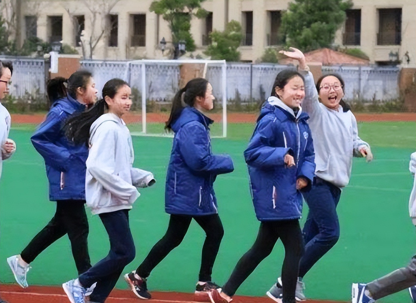 上体育课时女生自认很尴尬的行为，男生却心生好感，尤其第二个