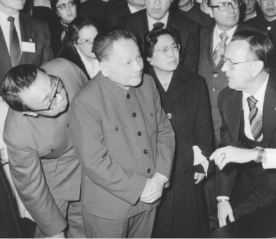 1979年*小平邓**访美，上百名美国儿童唱一首歌，*小平邓**听后热泪盈眶