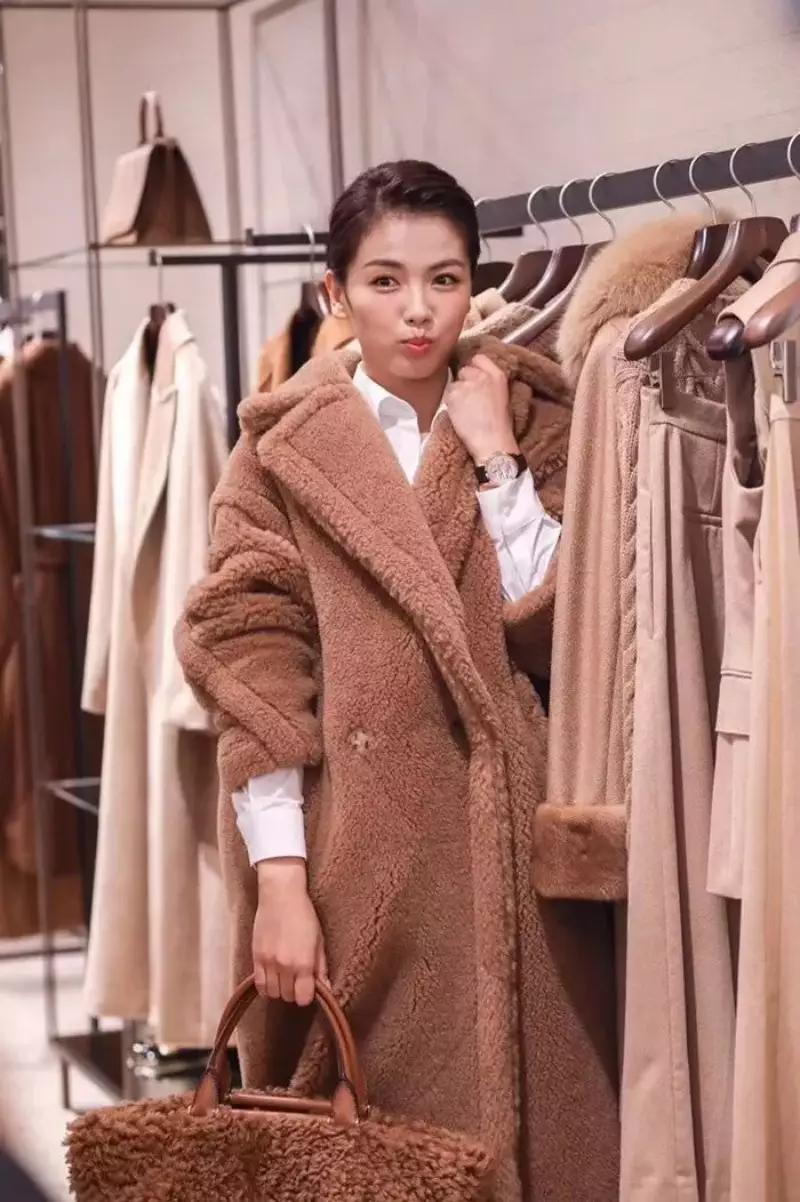 棕色呢子大衣里面配什么颜色打底,摩卡棕色牛角扣大衣怎么搭配裤子