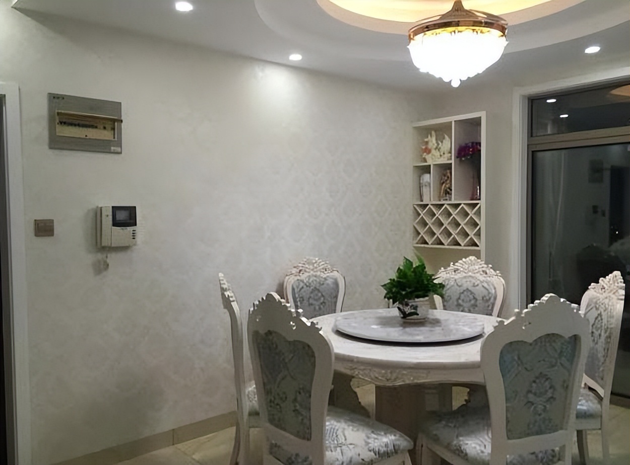 新房装修完毕，120平花了25万，客厅却被小姑子的十字绣毁了