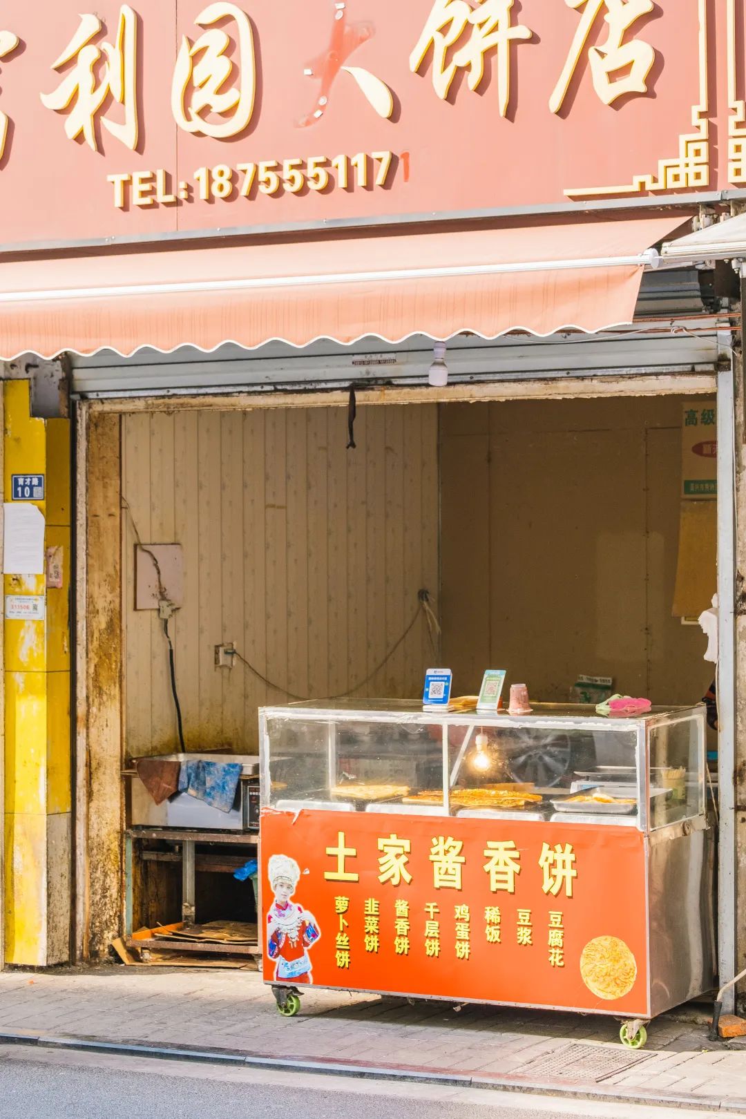 校门口的小店从来没有让人失望,校门口小店生意火爆