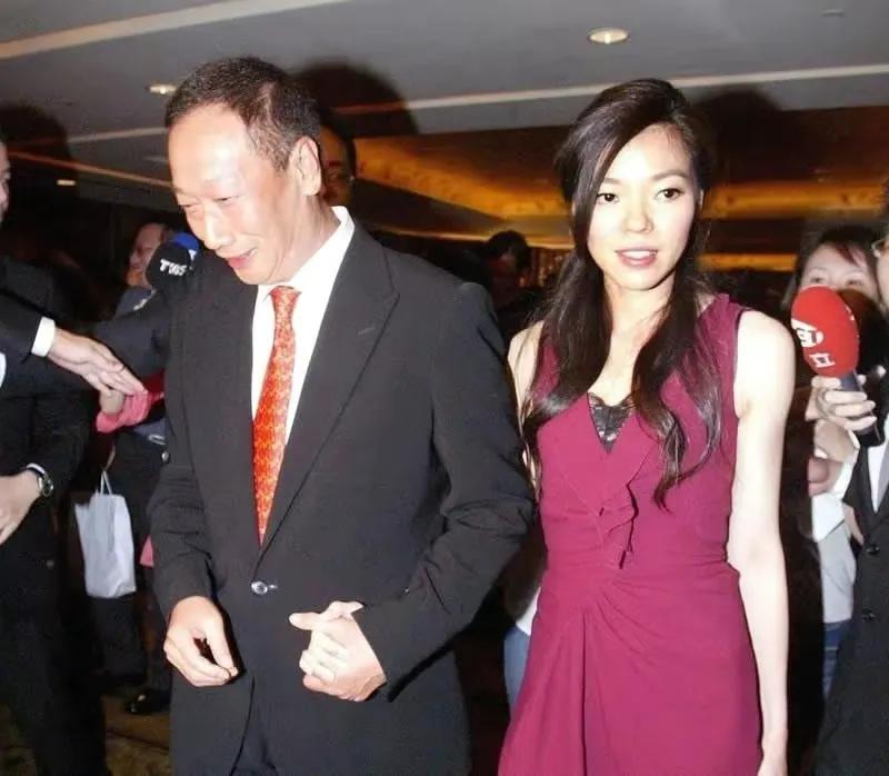 郭台铭:原配离世直呼上帝不公,却转身娶了比儿子大两岁的小娇妻