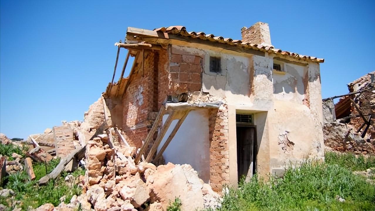 农村土房拆除重建的有关政策,建设新农村一定要拆旧房子吗