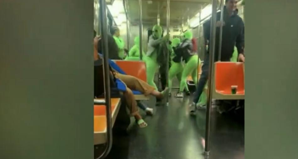 冲上热搜!市民连夜囤水!上海市水务局紧急回应【新闻早七点】