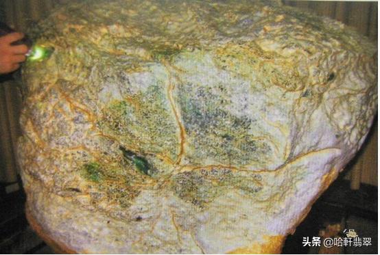 4000万的翡翠原石开了20亿,4000万切出来20亿的石头照片