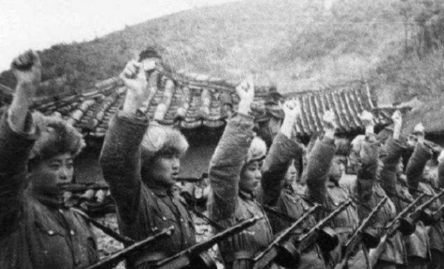 老兵看望去世战友一句话瞬间泪奔,断腿老兵看望战友