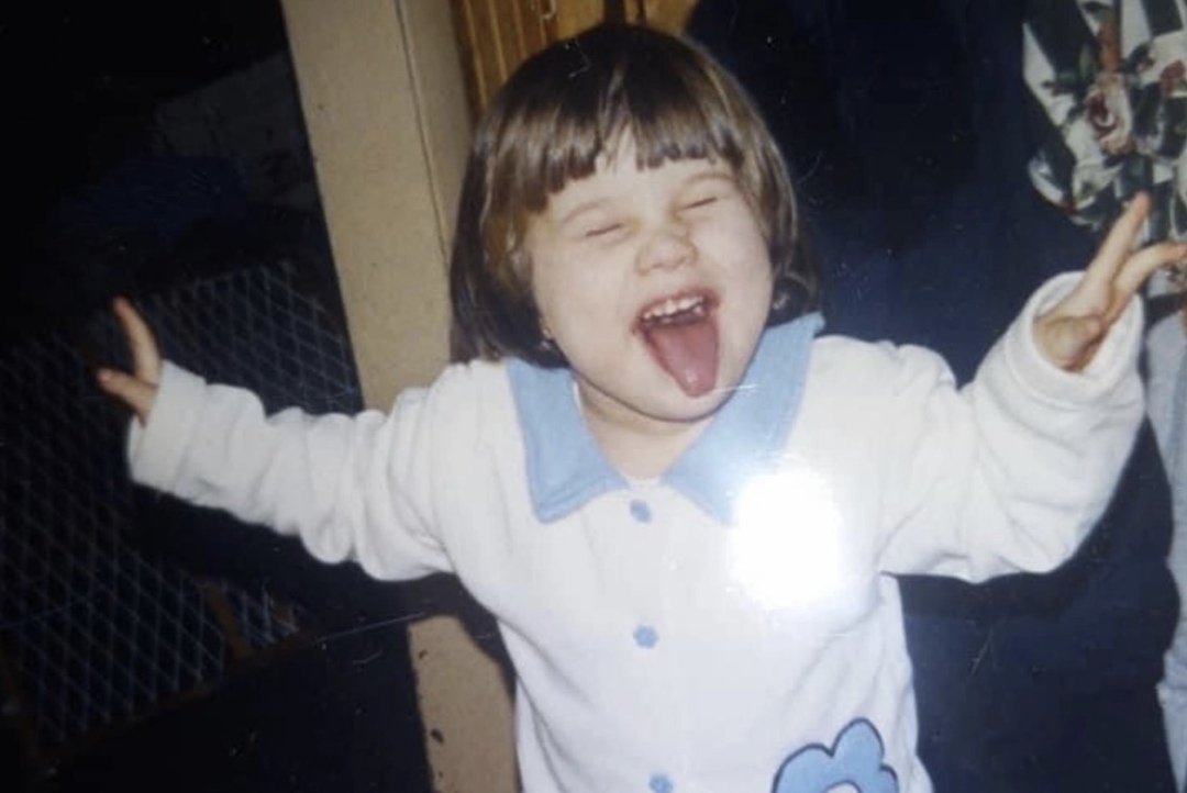 妹子天生只有3根手指，别人说她“霸王龙”，她用乐观狠狠反击！