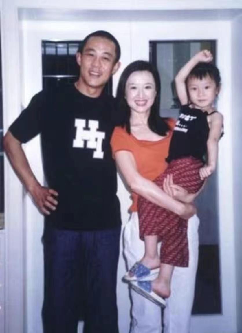 侯勇携三婚老婆在超市吃快餐!女方素颜白皙紧致,背17万包显阔气