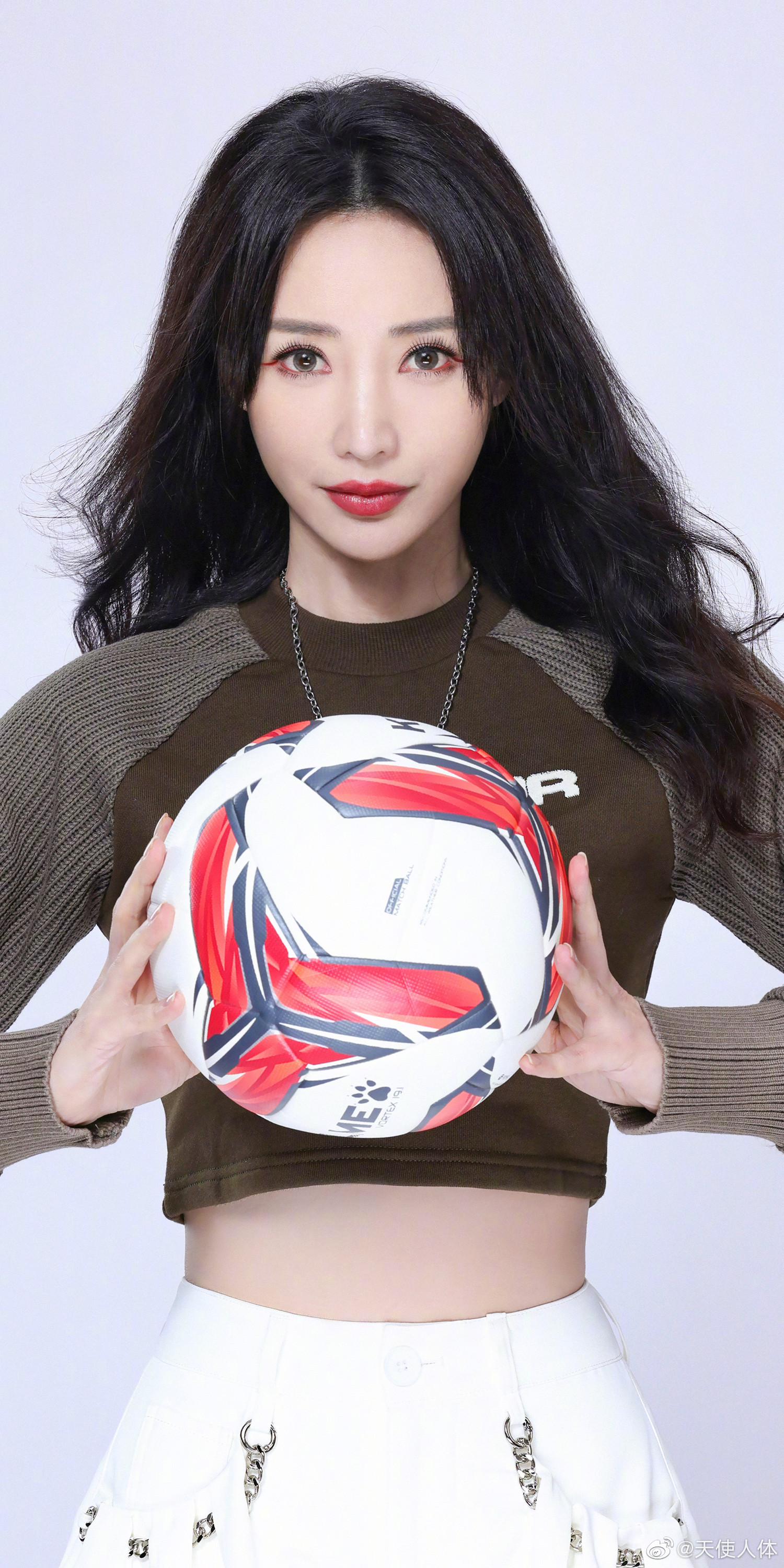 柳岩足球宝贝造型曝光,柳岩化身足球宝贝图片