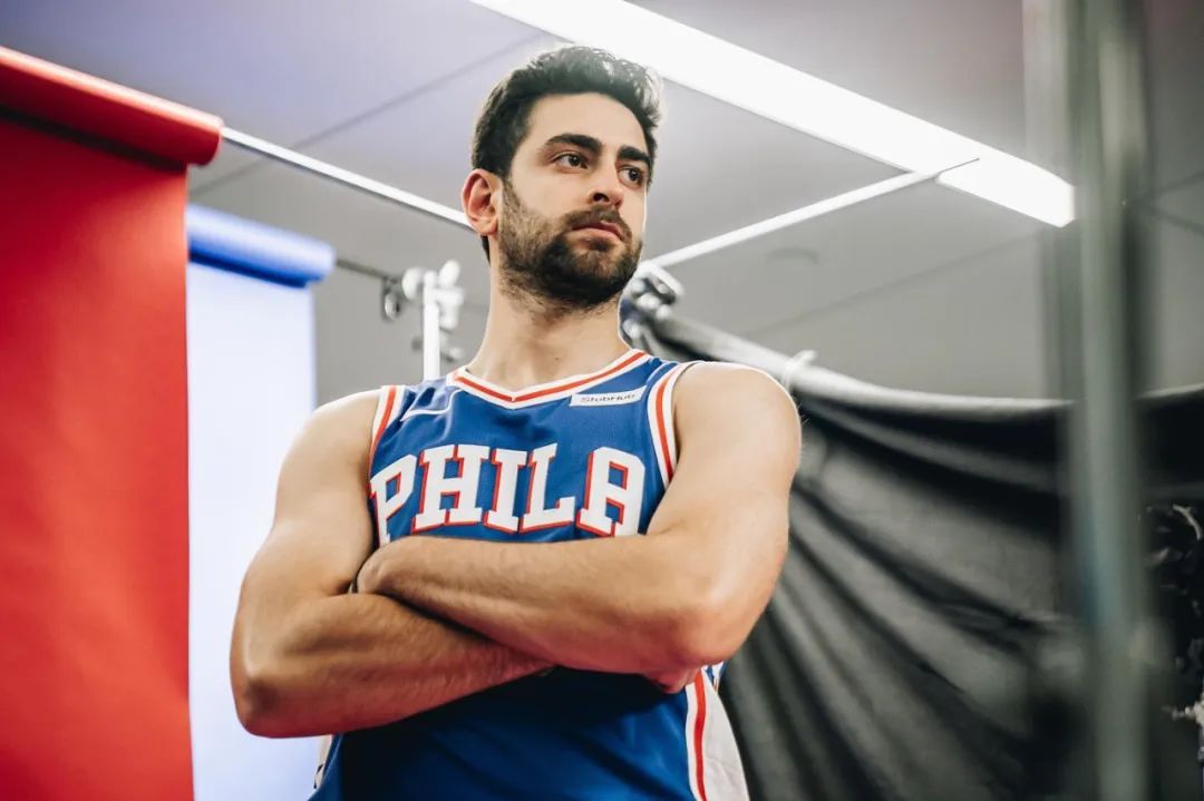 在美国打球的篮球运动员福尔康，被《GQ》杂志评选为最佳着装男士