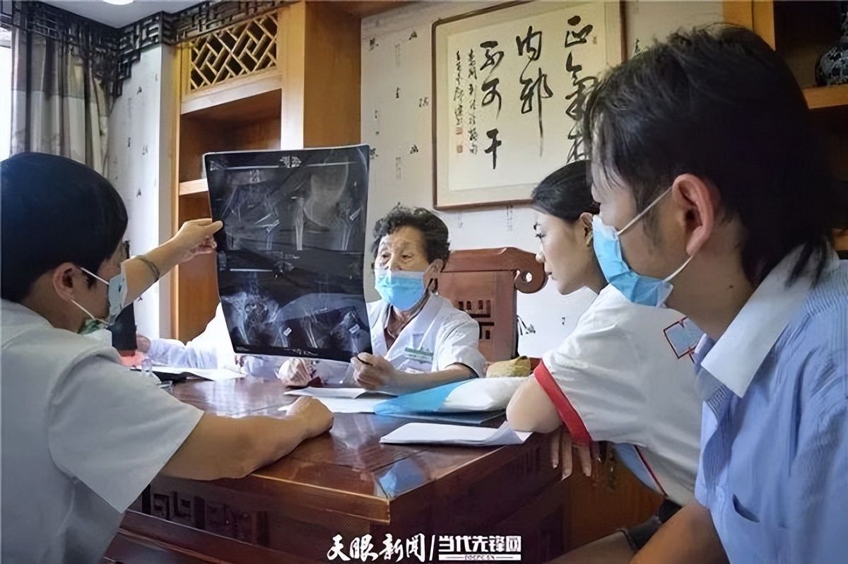 国医大师何成瑶图片,何成瑶教授现在哪坐诊