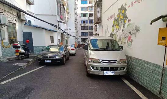 女子占道停车10多天车被铲车铲走,女子占小吃摊位停车20天