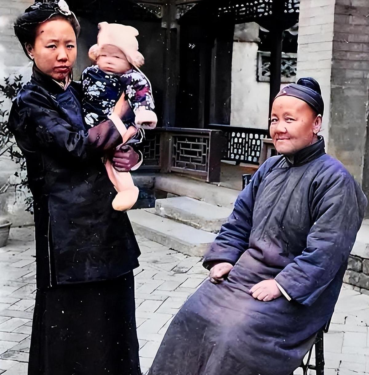 变态的纳粹德国,*光脱**犹太人女人衣服,集体*杀屠**!2