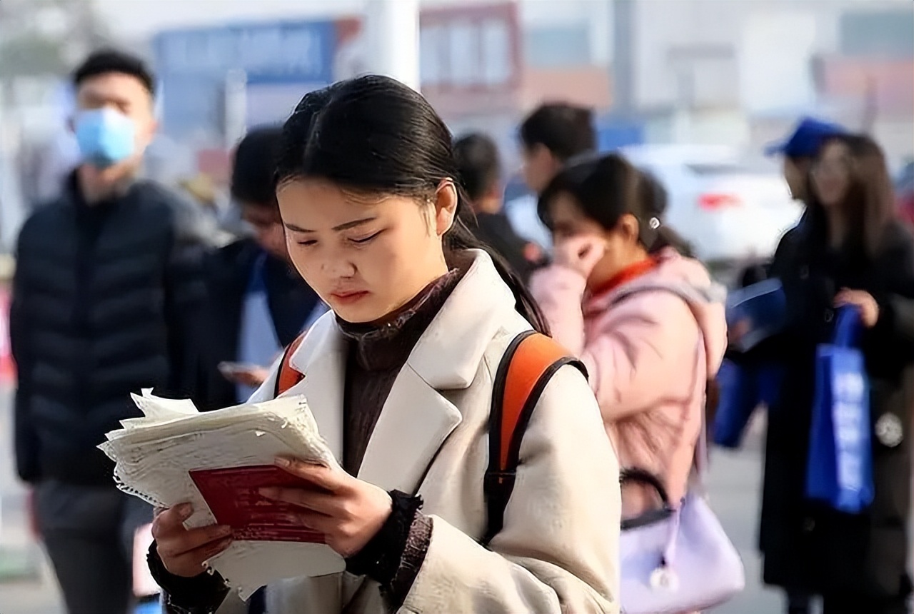 公务员凭啥是“铁饭碗”？看了正科级待遇后才懂，难怪越老越吃香