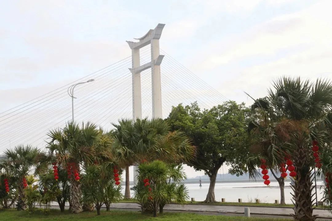 新春走基层年渐近年味浓,新春走基层石头村高挂迎客来