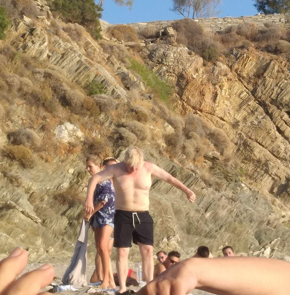 英首相鲍里斯和老婆海边放飞自我！光膀子秀肌肉，夫人少女感十足