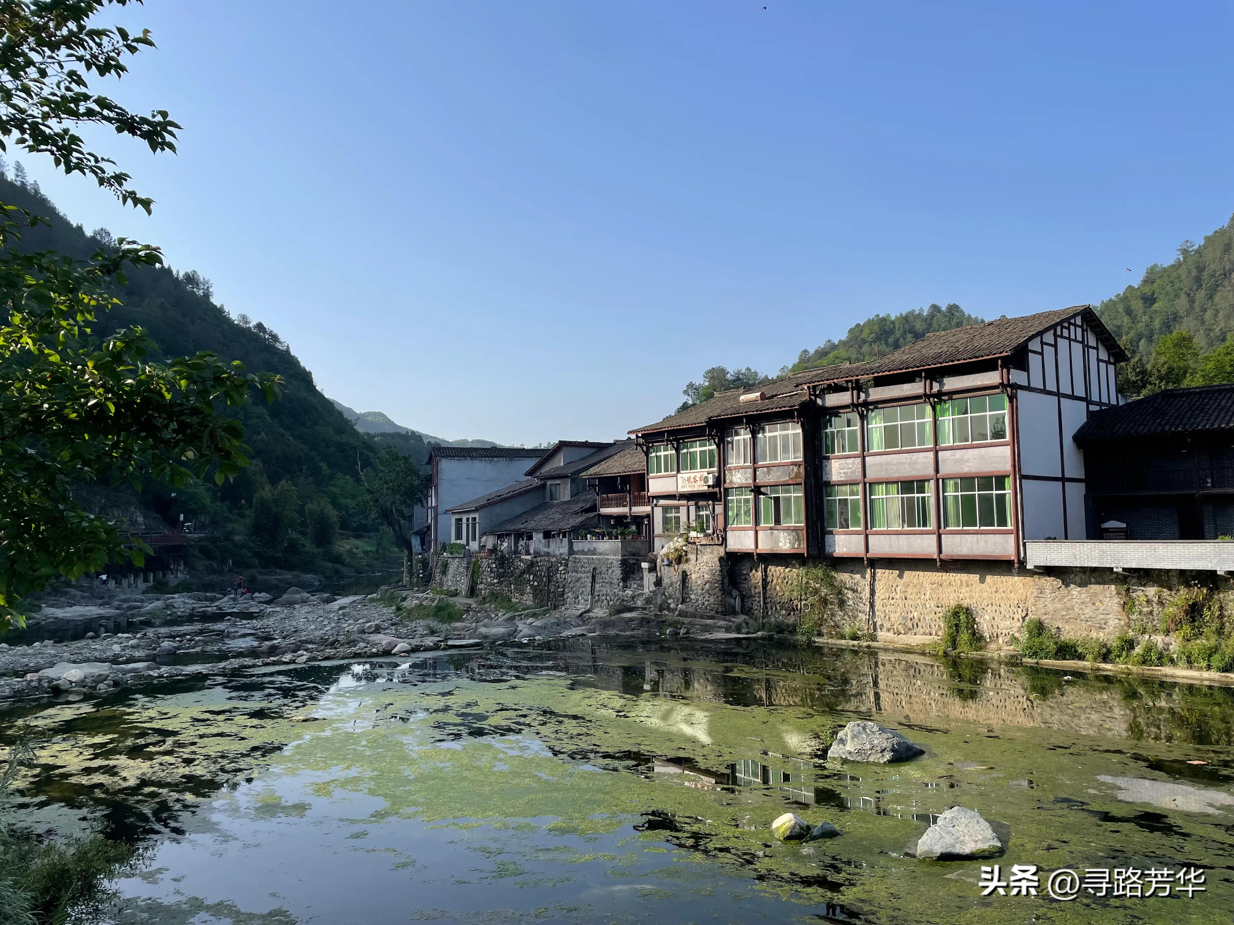 驻足在青木川古镇,那座校门似笔架的辅仁中学