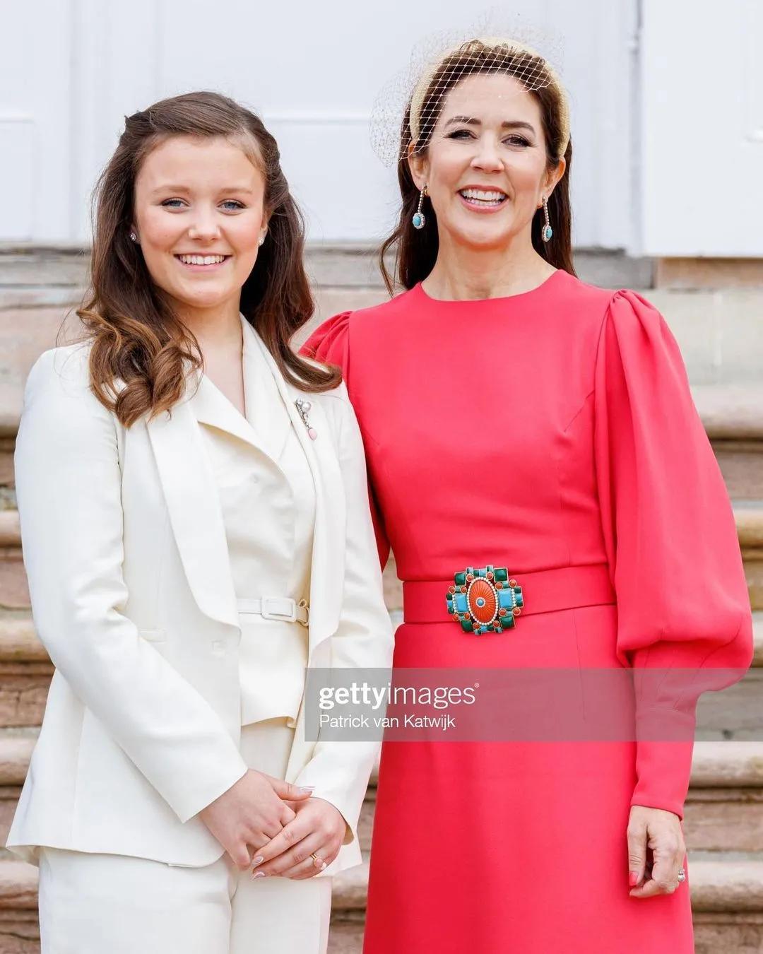 伊莎贝拉穿银色衣服,伊莎贝拉英国时尚界