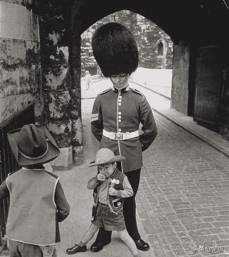 日军有多变态,日寇在火车上殴打老妇人