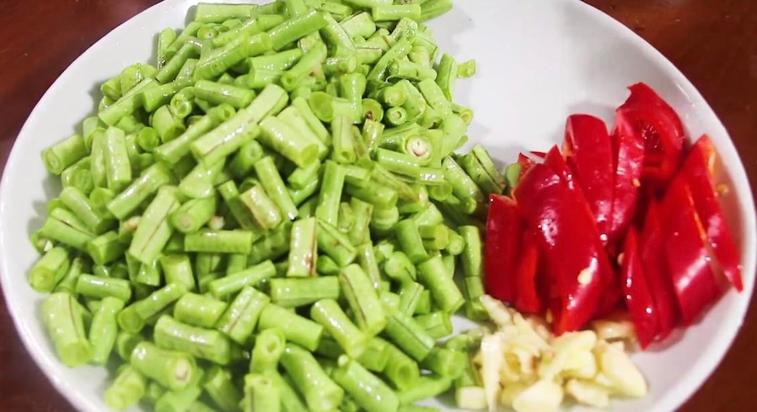 失眠多是肝火盛！建议中老年人，多吃3样青菜，降肝火，助睡眠