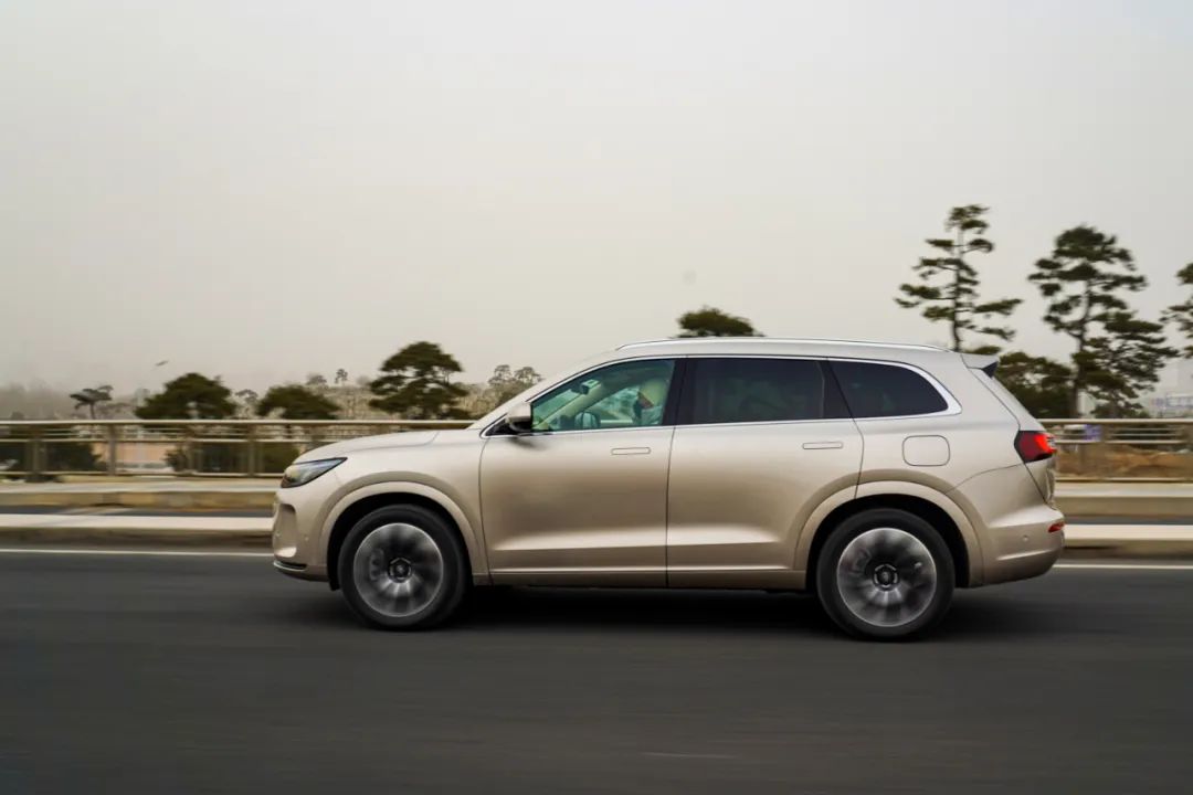 问界m7操控性比x5操控性感受如何,问界全新m7实车体验