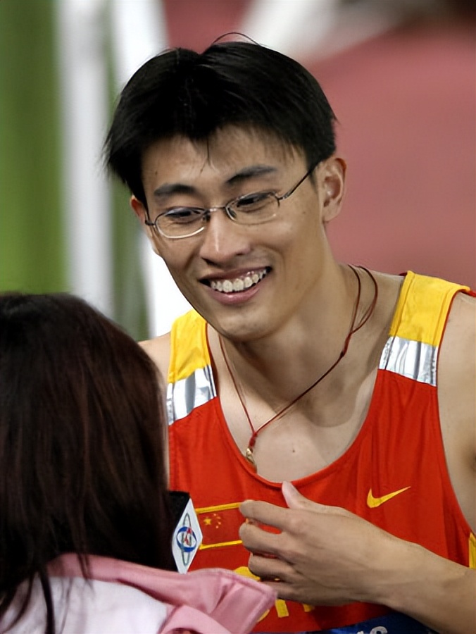 眼镜飞人胡凯：18岁才练习百米却加冕世界冠军，如今是清华副教授