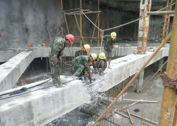 混凝土支撑梁拆除施工视频,钢筋混凝土破碎拆除方案演示