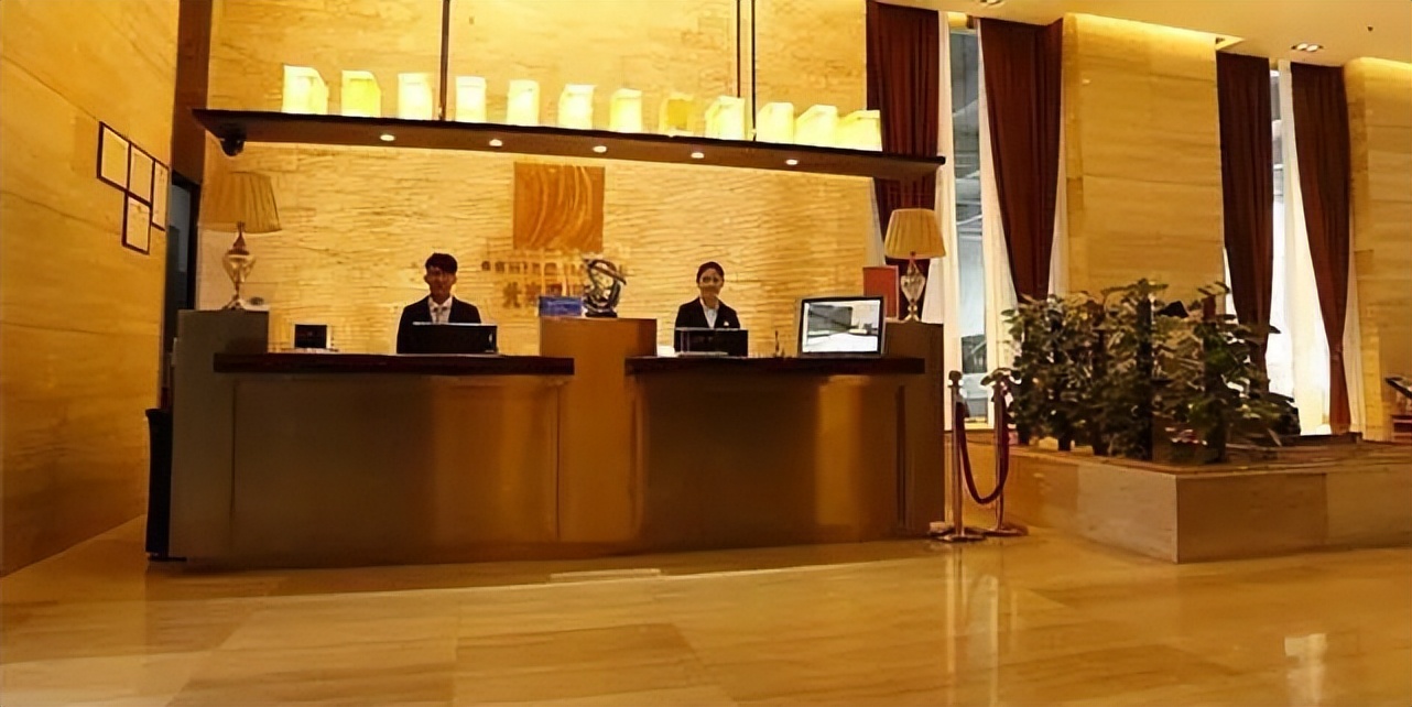 酒店前台工资低又上夜班,酒店前台上夜班底薪3200