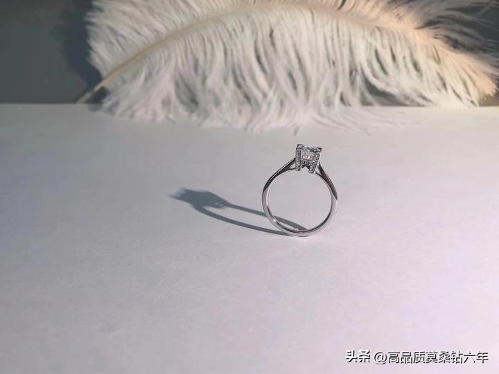 情侣钻戒推荐莫桑钻,钻戒跟莫桑钻买哪个好看