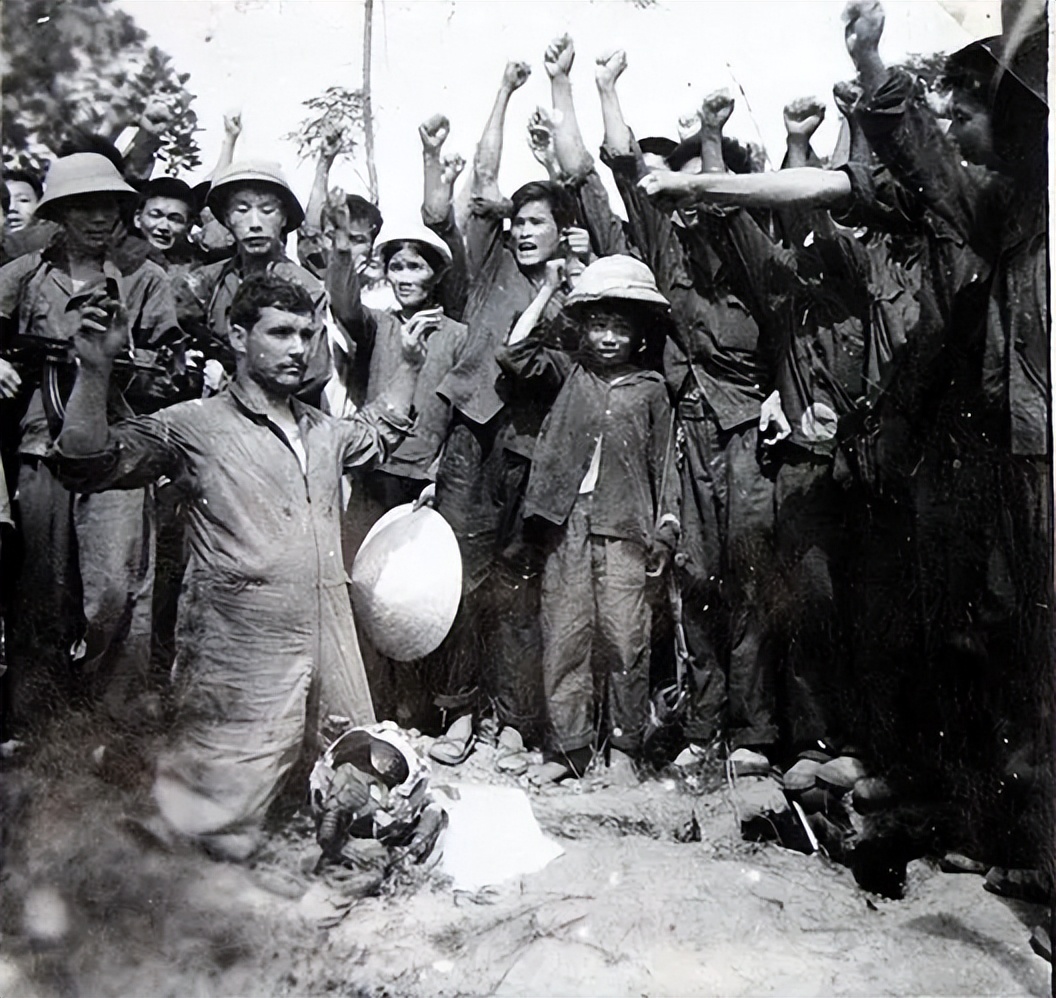 压缩军用压缩饼干是用什么做的,军用压缩饼干煮了之后是什么样子