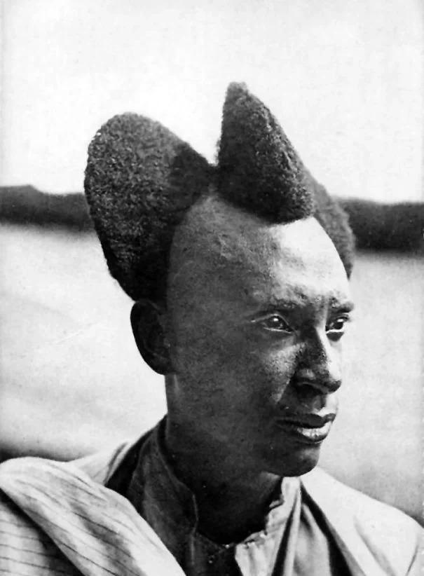 女子穿日军军服拍照被抓,女子身着日本侵华军装露脸