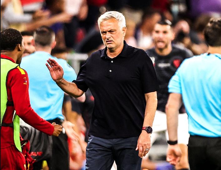 致敬穆帅！施压裁判+单挑对手+2次冷静手势，每1秒都在战斗