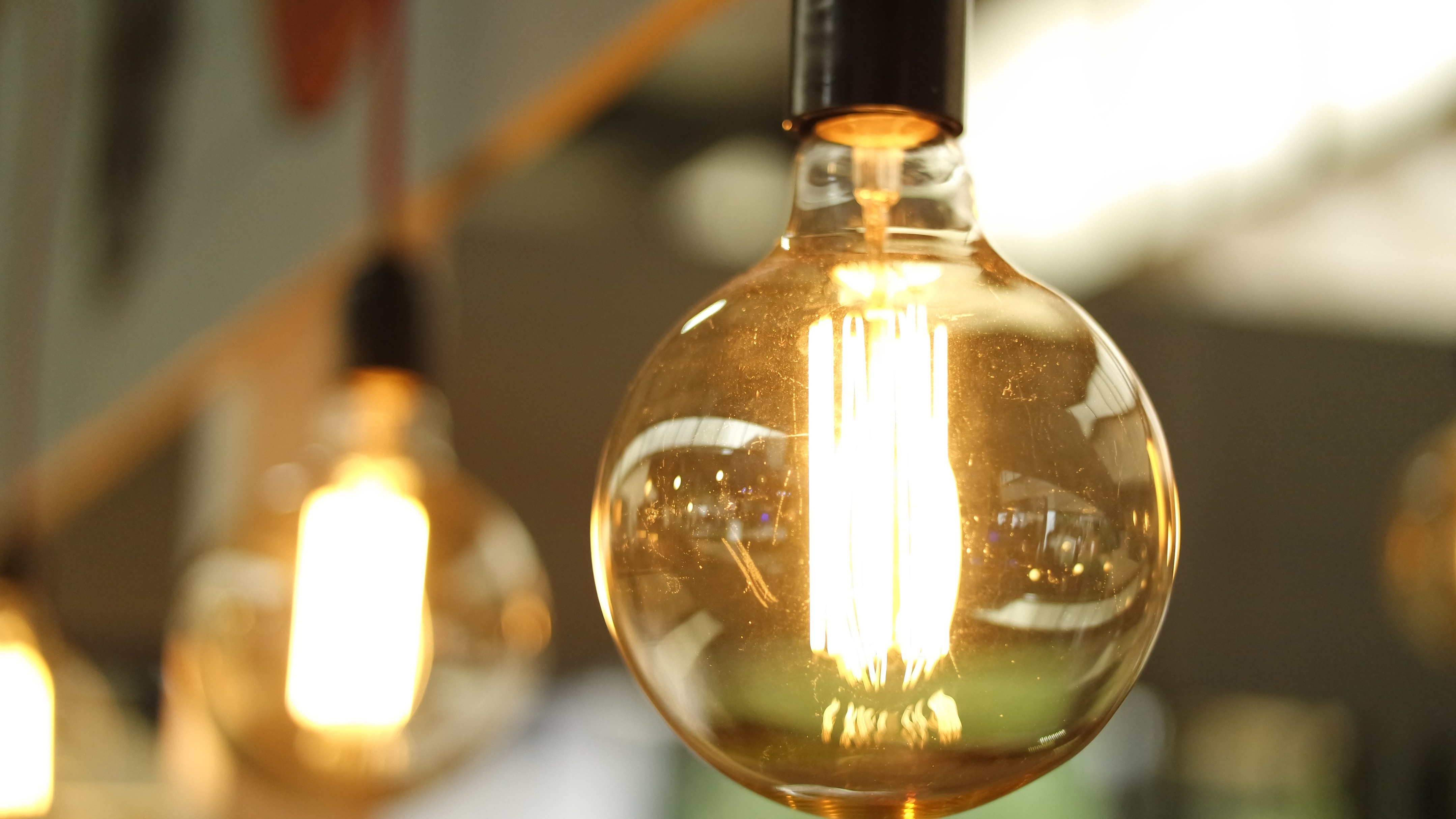 爱迪生是怎么发明电灯的过程简介,第一个发明电灯的真的是爱迪生吗