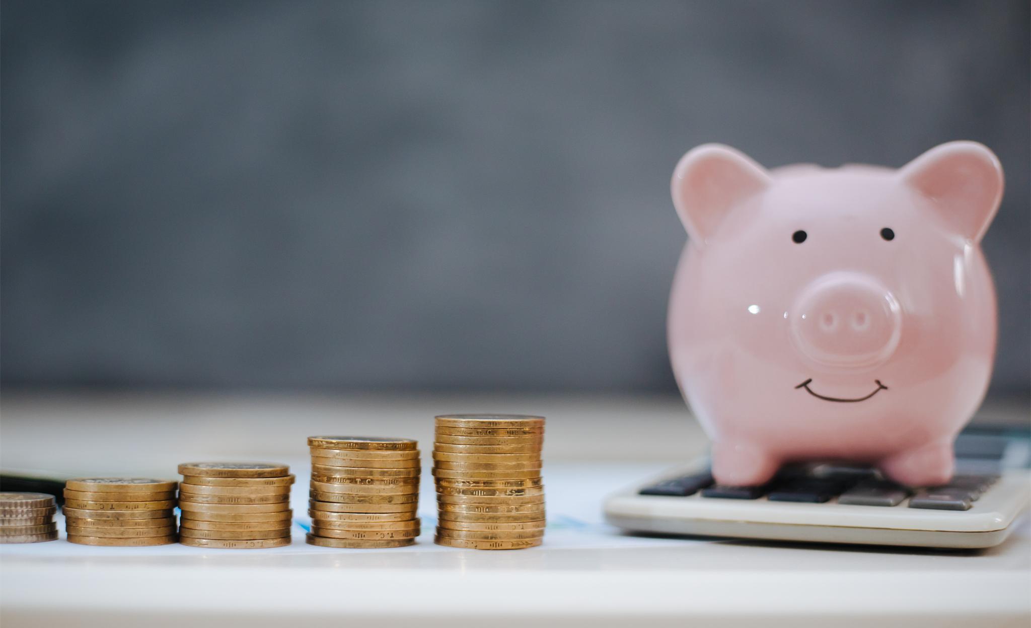 我在门缝撞见了丈母娘的秘密，以为妻子会生气，她却说我做得对