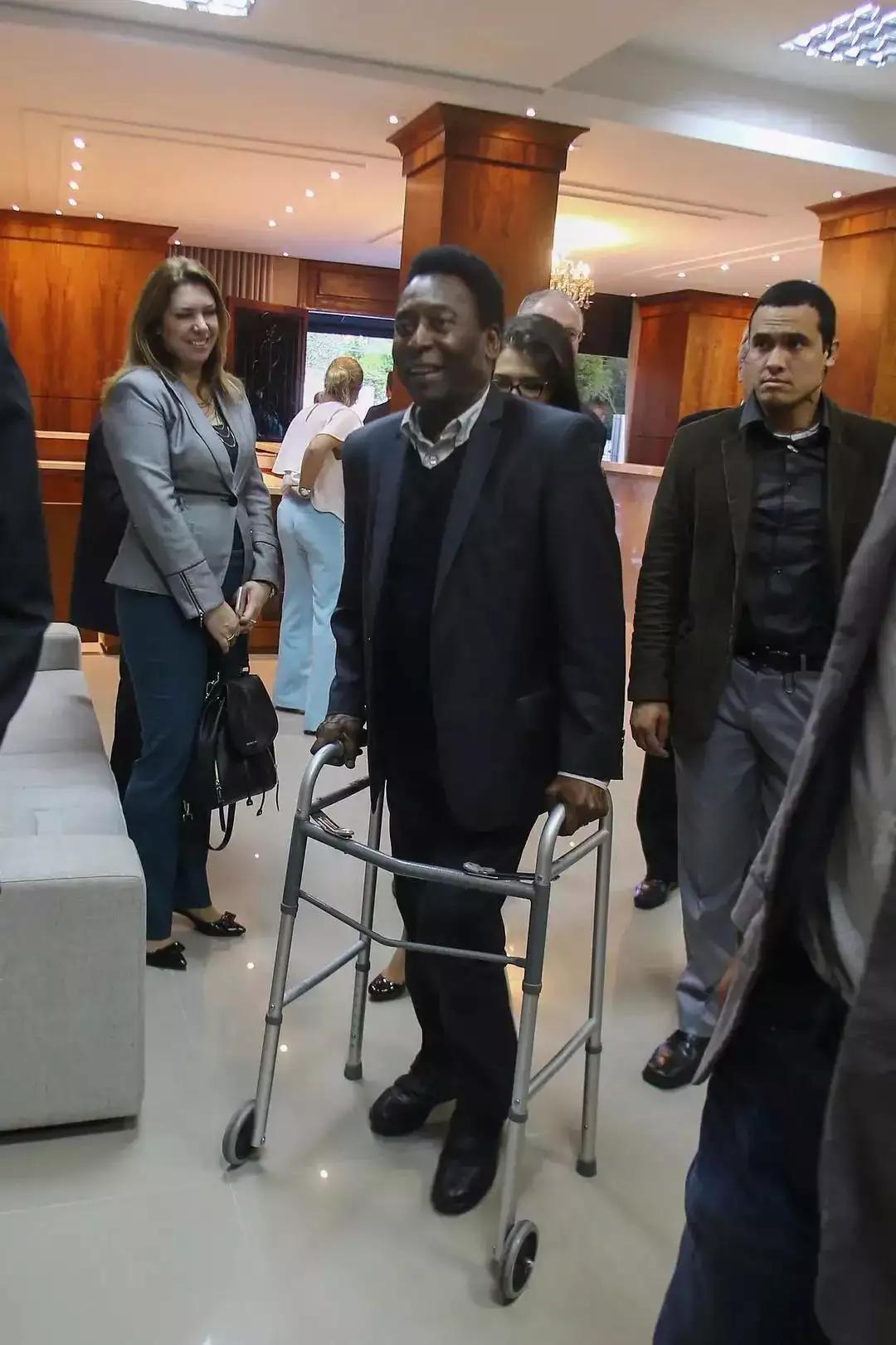 球王贝利和c罗梅西,梅西c罗悼念球王贝利