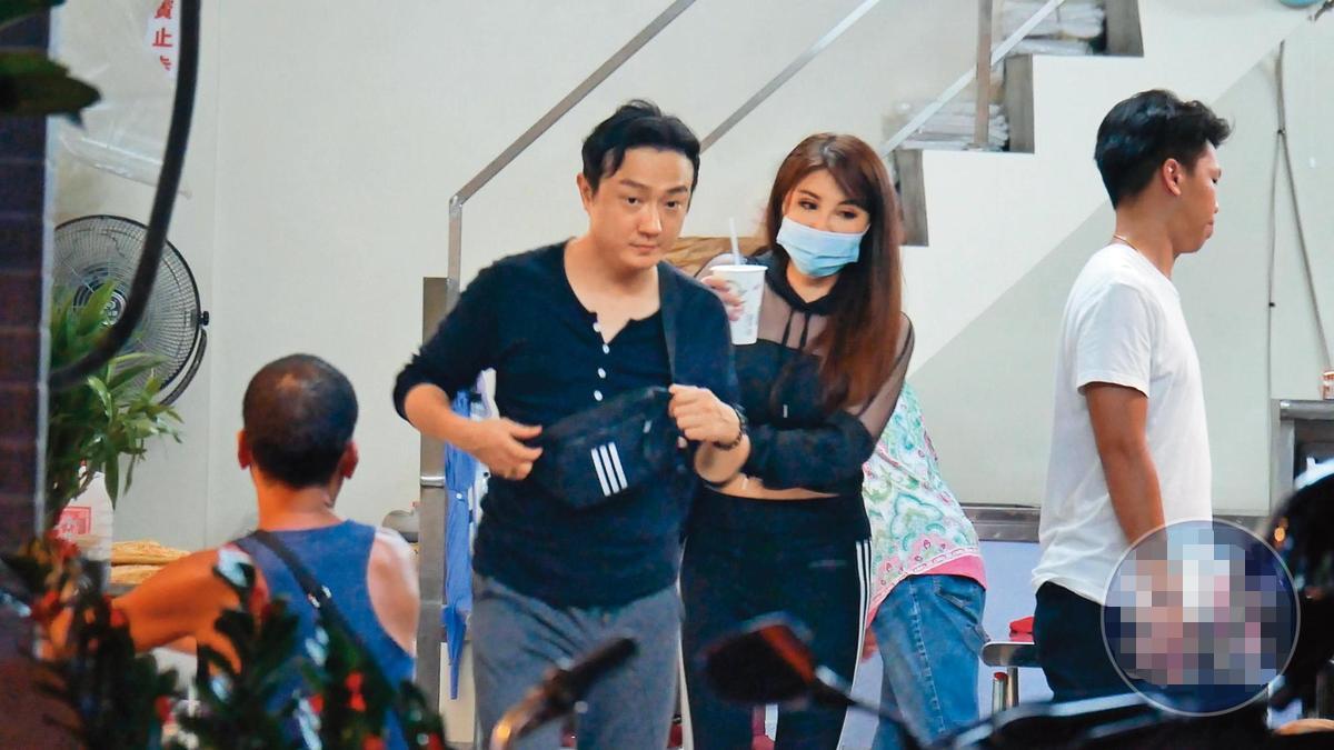 53岁武打女星曝新恋情!打扮性感与健壮男子约会,牵手搂腰显甜蜜