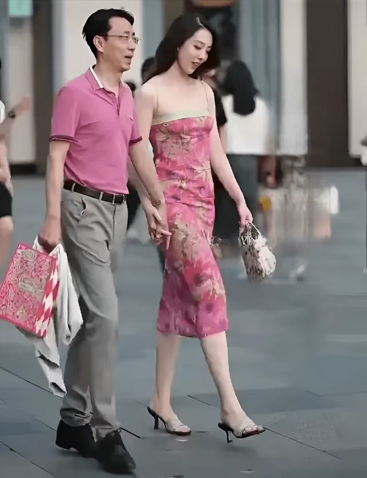 由成都街拍的国企老总和小三的剧情又现反转