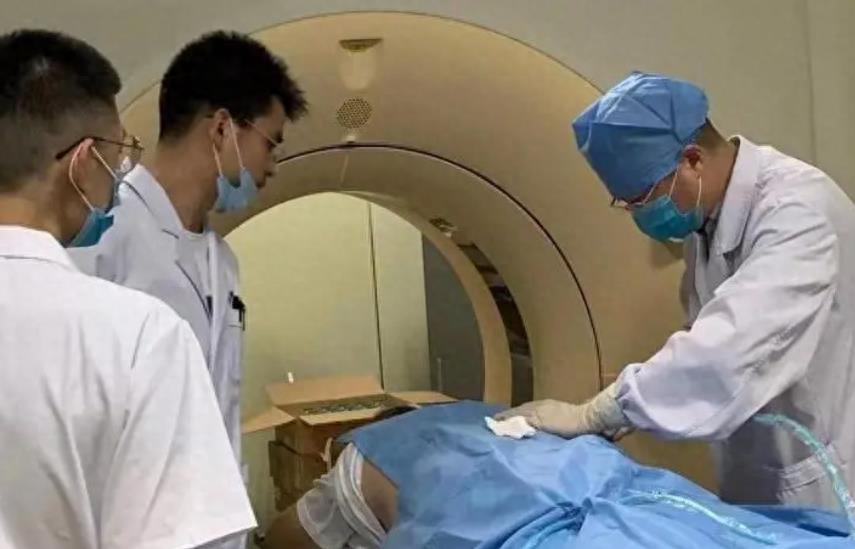 临终脱水、疼到痉挛，却被妻子强制插胃管，45岁丈夫呕出浓黑血液